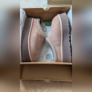 New in box, UGG platform side in boots